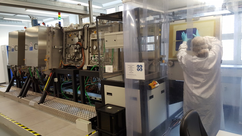 unload of HJT at LOS Sputtering System - vergrößerte Ansicht