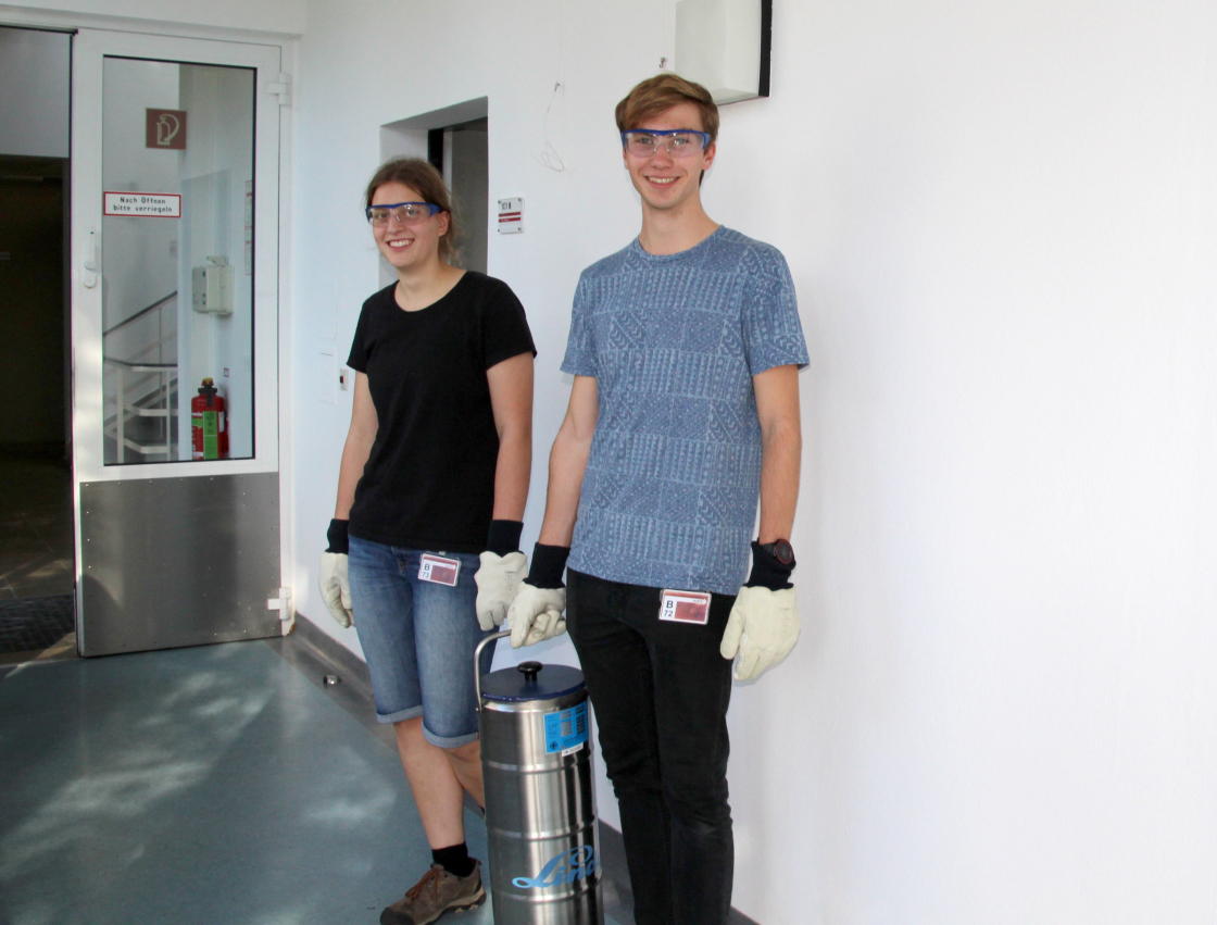 Experimentieren mit Flüssigstickstoff - vergrößerte Ansicht