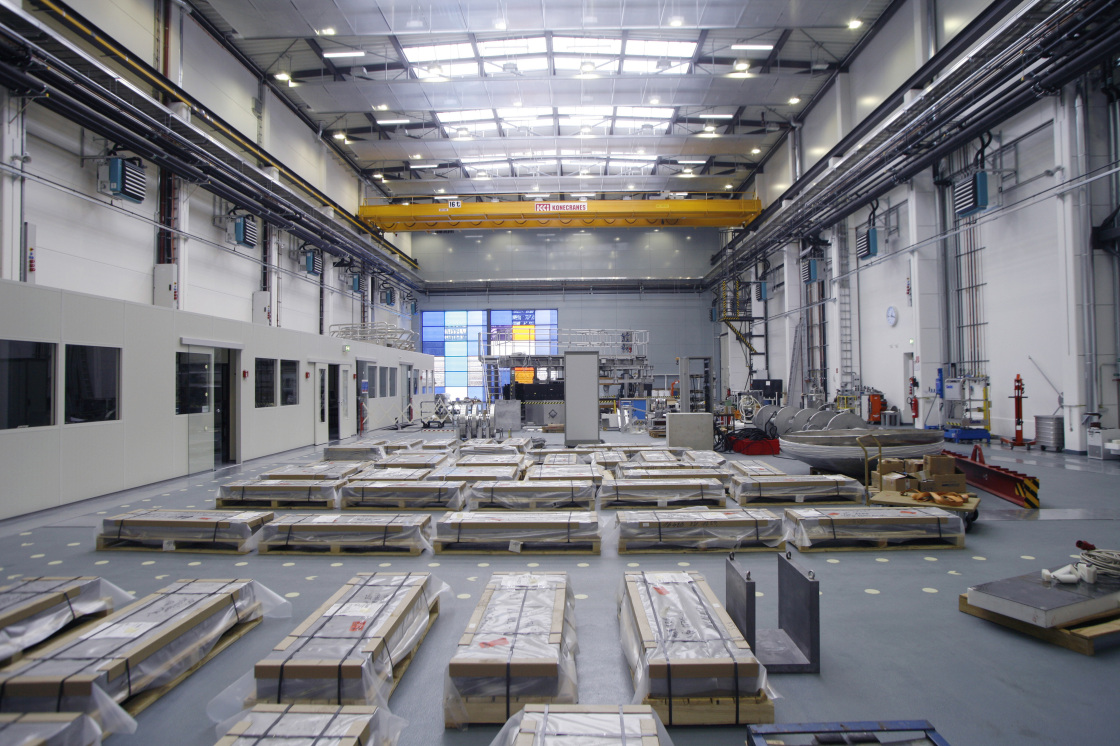 Die neue Neutronenleiterhalle am HMI im Aufbau