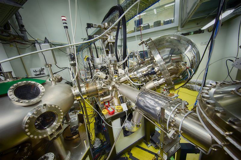 Hemispherical electron analyser of the SISSY I endstation at the EMIL beamline. � Volker Mai /HZB